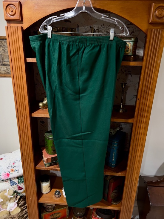 Alfred Dunner Pants - Alfred Dunner Forest Green Elastic-Waist Cropped Tapered Pants